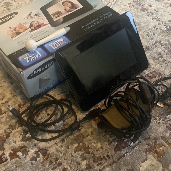 Samsung Digital Frame - Brand new with box - Picture 3 of 10